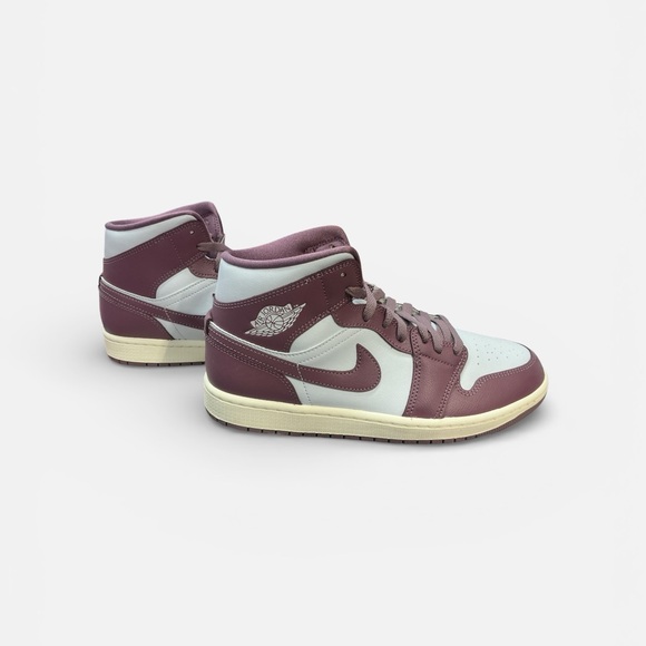 Nike Air Jordan 1 Mid-Woman’s - Picture 3 of 9